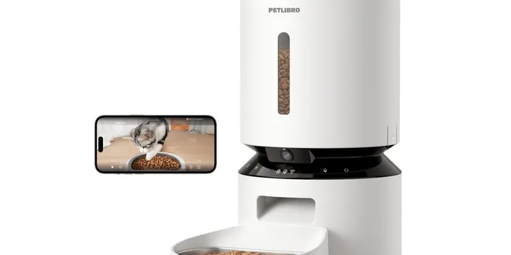 PETLIBRO camera feeder and PetSafe Smart Feed automatic pet feeders compared, with dispensing mechanisms and app reliability data