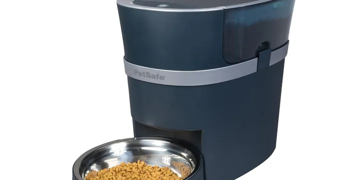PetSafe Smart Feed automatic pet feeder in white with a 6L hopper and stainless bowl, the flagship offline-first pick with a device-stored schedule and backup batteries, official product photo from Amazon